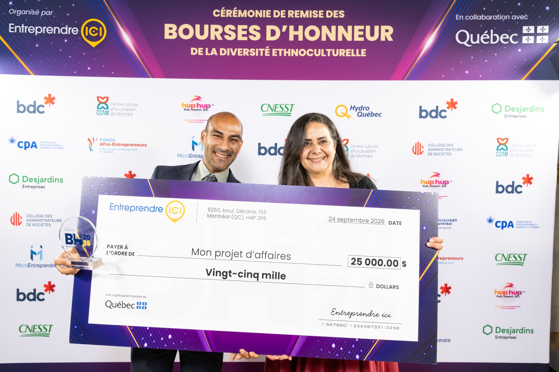 Gihan et Khaled recevant la Bourse d'honneur 2026 d'Entreprendre ici au Théâtre Cartier, Montréal
