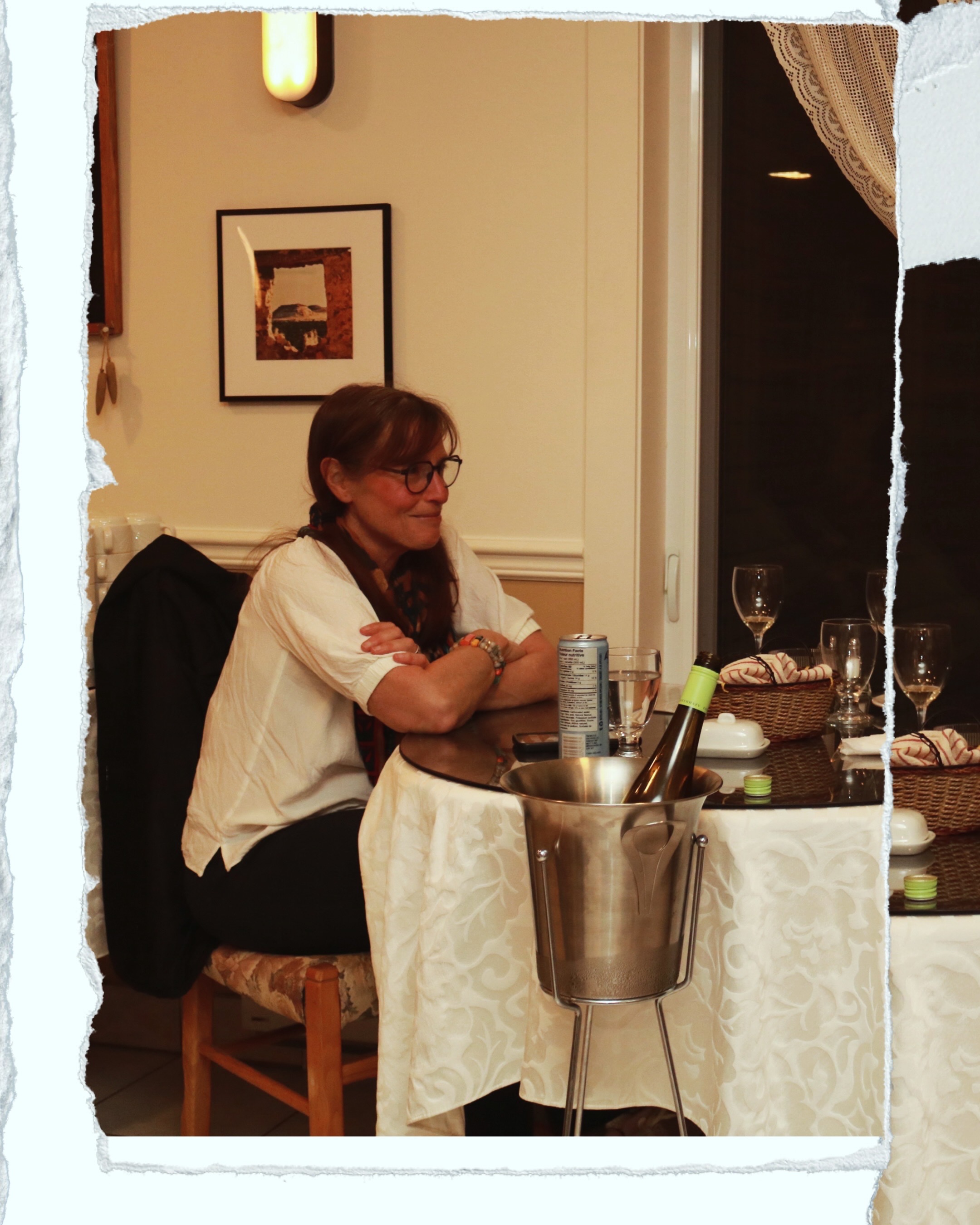 Invitée avec seau à champagne