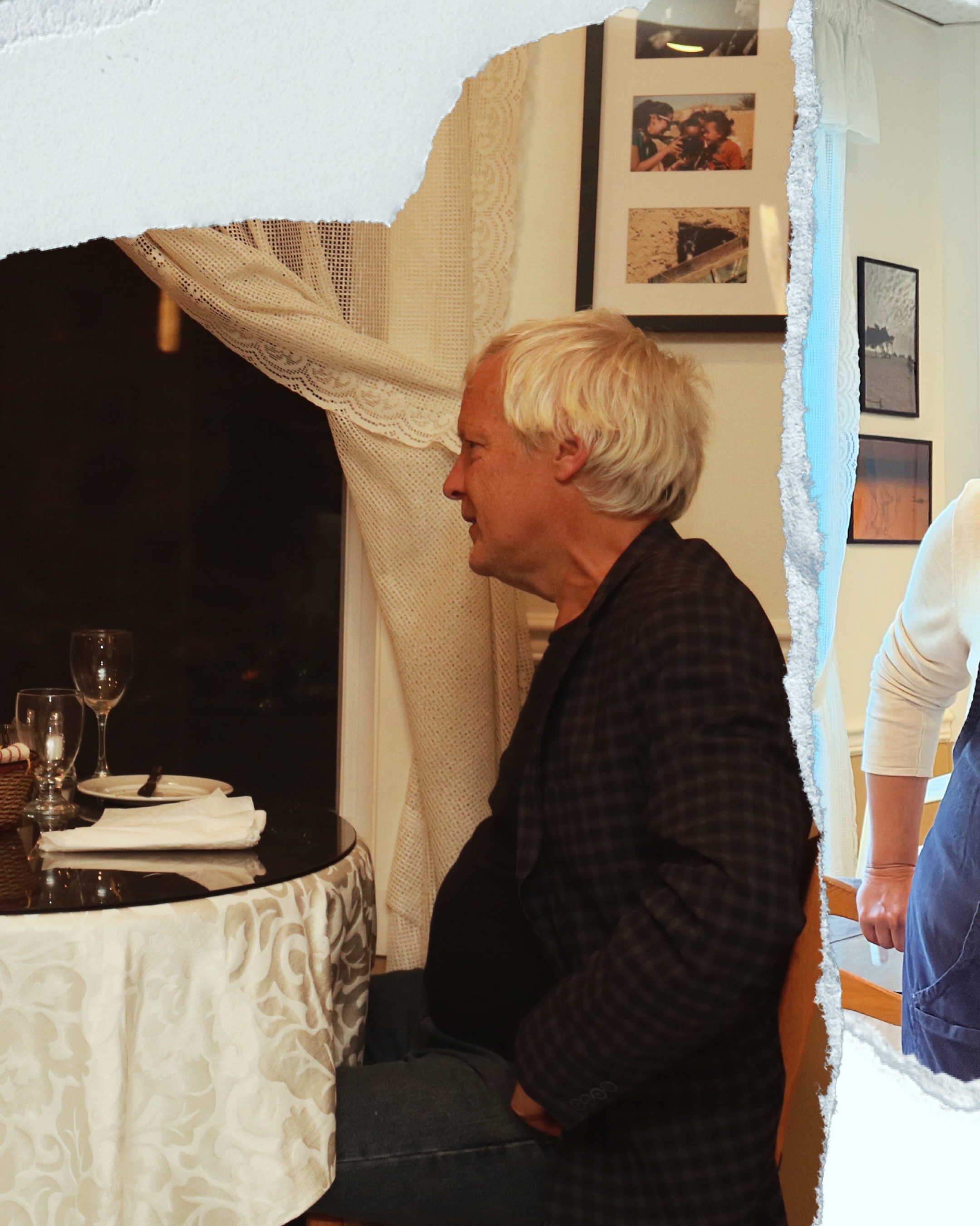 Convive dans la salle du restaurant